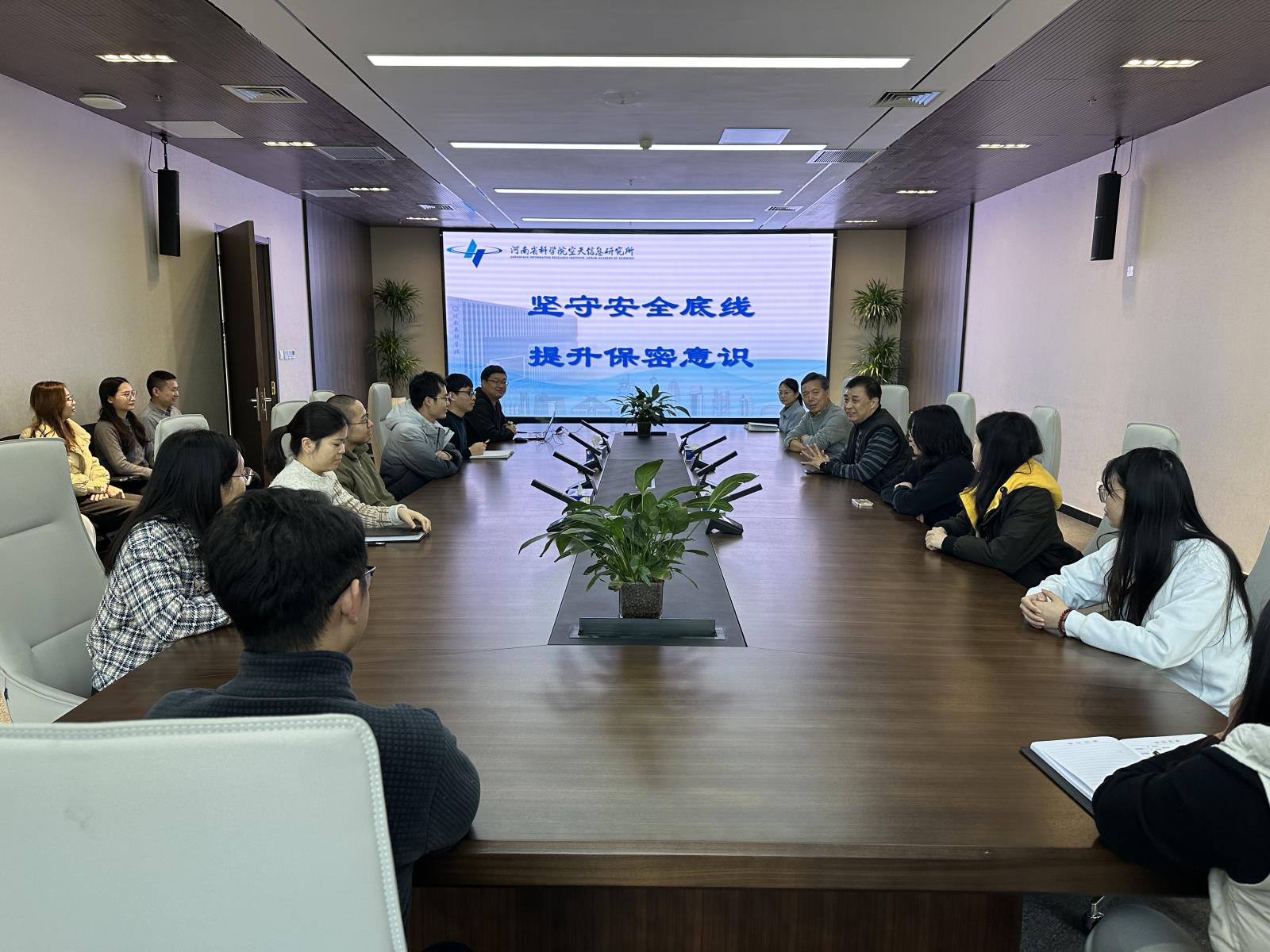 座谈会全景.jpg