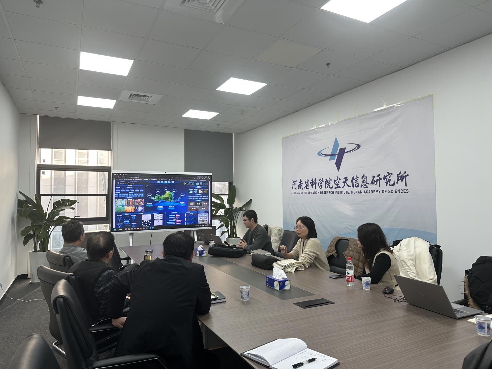 赫院长座谈集体照.jpg